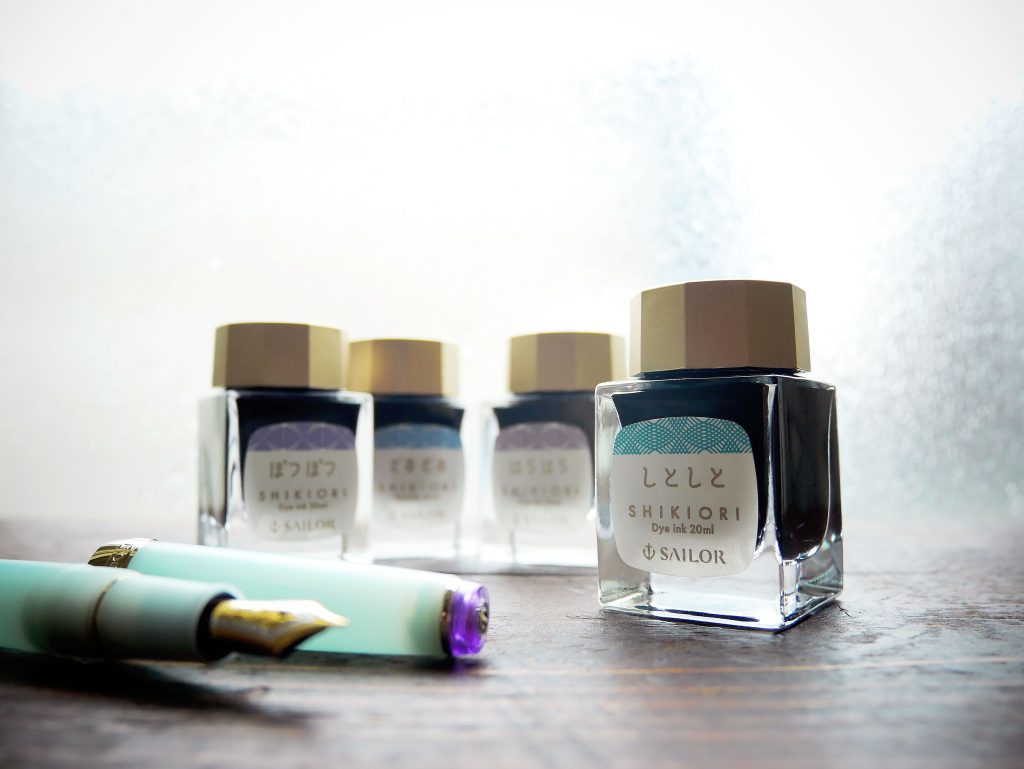 雨の様々な情景をインクに込めて【セーラー万年筆 SHIKIORI －四季織－ 雨音万年筆インク】